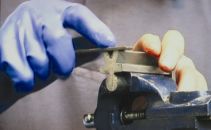 Εργοστάσιο κατασκευής οικιακών ειδών, 2008, Μονοκάναλο βίντεο, 12 λεπτά, παραχώρηση της Qbox Gallery, Αθήνα και Francesca Minini, Mιλάνο