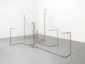 Song machine 19 (the length of the a strand of your hair of the width of your arms, unfolded...), 2011, φωτο-εγχάραξη σε ορειχάλκινες λωρίδες, ατσάλι, μαύρη πατίνα, παραχώρηση του καλλιτέχνη και της Max Wigram Gallery, Λονδίνο, με την υποστήριξη του The Elephant Trust, 2011