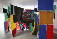 Οι Εργάτες και οι Λουόμενοι, 2011, Εγκατάσταση, Ύφασμα, σωλήνες αλουμινίου, βάζα με πίκλες, πλαστική μονωτική ταινία, 2 βίντεο-προβολές, μεταβλητές διαστάσεις.